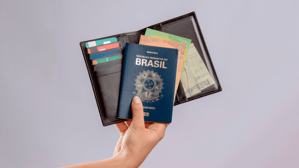 segurando passaporte brasileiro