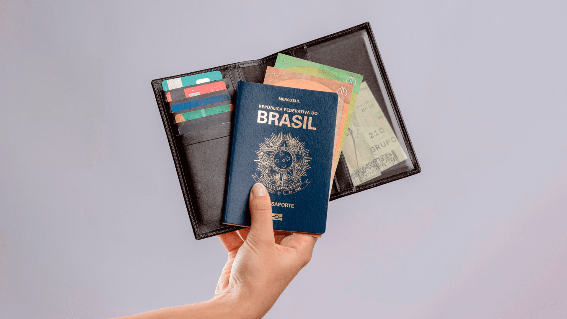 segurando passaporte brasileiro