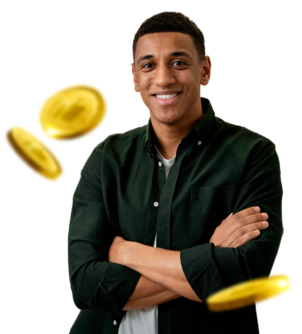 Homem sorrindo com moedas: programa de indicação