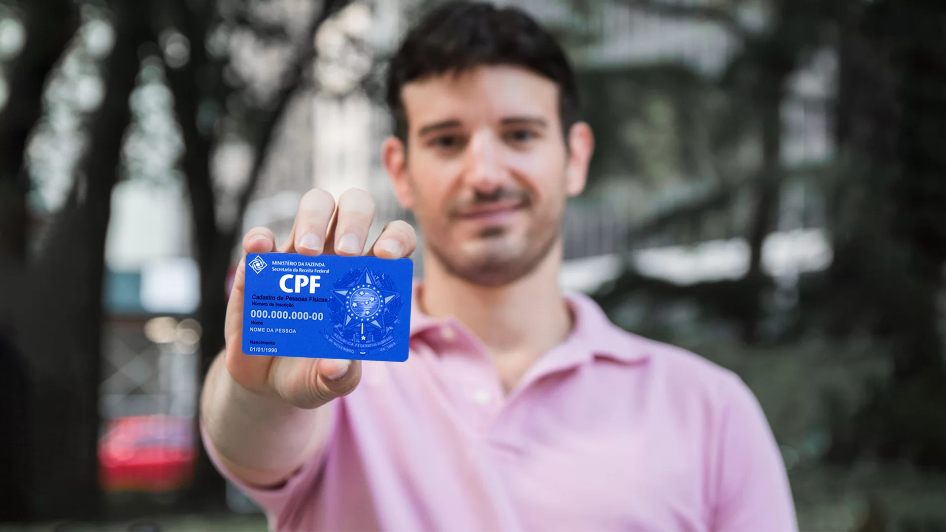 homem segurando cpf